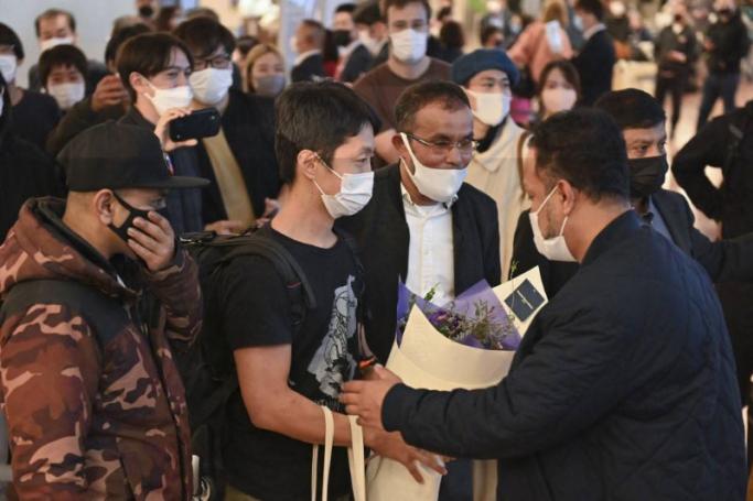Japanese journalist Toru Kubota (C) is welcomed by his supporters upon his arrival at Tokyo’s Haneda Airport after being released from a Myanmar prison in Tokyo, Japan on November 18, 2022. Photo: AFP
