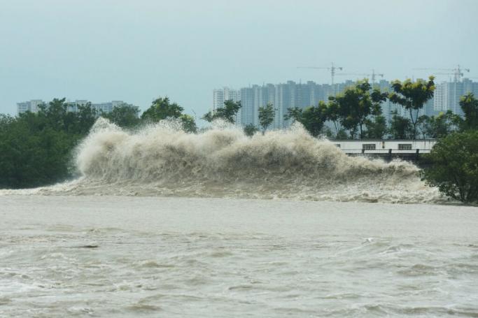  Waves generated by Typhoon Muifa break along the coast in Hangzhou in China's eastern Zhejiang province on September 14, 2022. Photo: STR / AFP