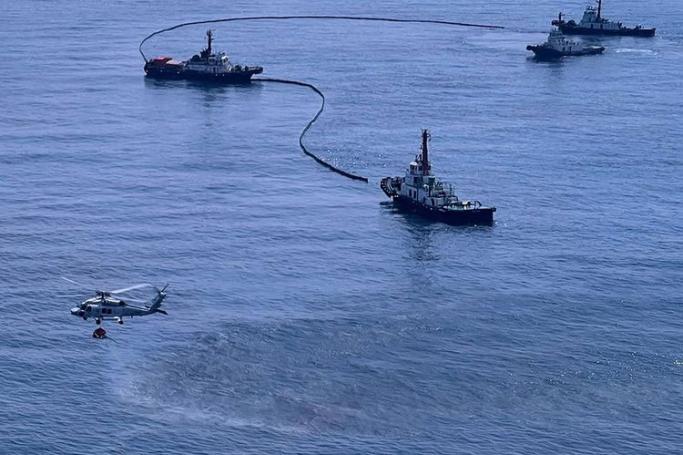 The clean-up operation underway for a crude oil spill caused by a leak from an undersea pipeline owned by Star Petroleum Refining Public Company Limited in the Gulf of Thailand, near Rayong. Photo: Royal Thai Navy/AFP