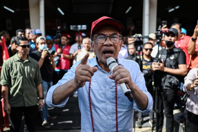  Malaysian opposition leader Anwar Ibrahim delivers his speech at a campaign rally ahead of the country's general elections in Kuala Lumpur on November 16, 2022. Photo: AFP