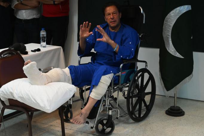 Pakistan's former prime minister Imran Khan talk with media representatives at a hospital in Lahore on November 4, 2022, a day after an assassination attempt on him during his long march near Wazirabad. Photo: AFP