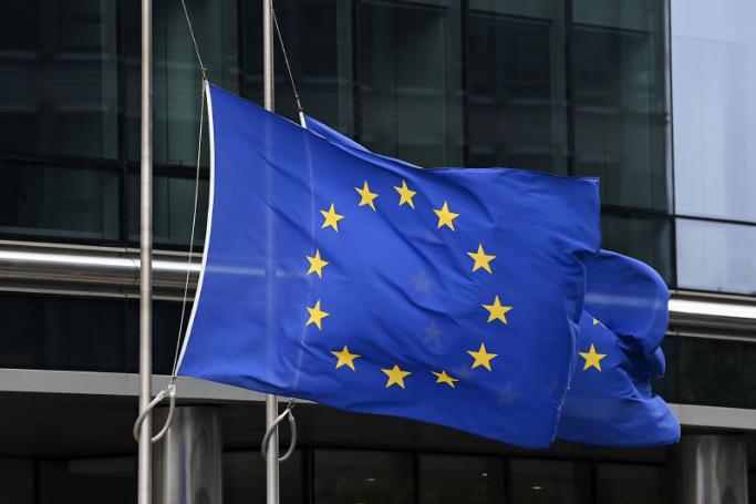 A European flag flies at half-mast during a meeting of EU energy ministers to find solutions to rising energy prices at the EU headquarters in Brussels on Septembre 9, 2022. Photo: AFP
