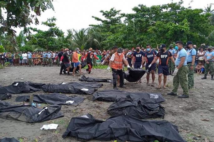  Rescuers carry a body bag containing the dead body of a victim of a landslide that slammed the village of Pilar in Abuyog town, Leyte province on April 13, 2022, days after heavy rains inundated the town brought about by Tropical Storm Megi. Photo: AFP