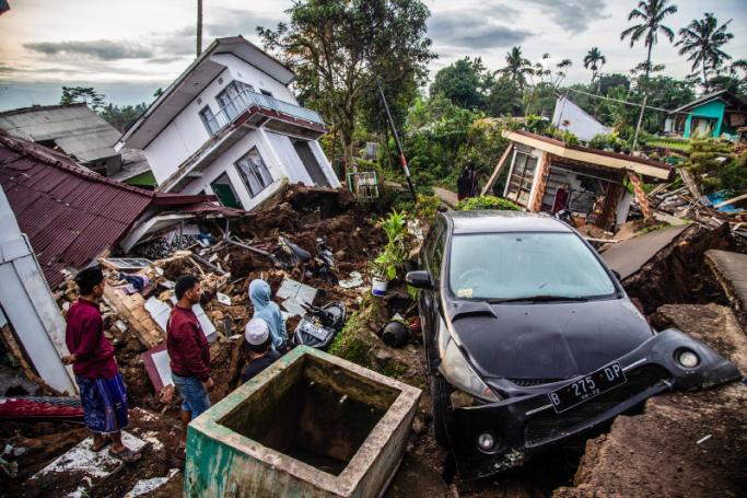 Villagers salvage items from damaged houses following a 5.6-magnitude earthquake that killed at least 162 people, with hundreds injured and others missing in Cianjur on November 22, 2022. Photo: AFP