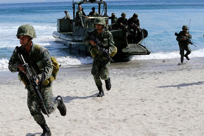Filipino marines on maneuvers during a mock 'beach assault' scenario as part of the US-Philippines joint military exercises in the town of Ternate, Cavite province, south of Manila, Philippines, 11 May 2014. Photo: Francis R. Malasig/EPA
