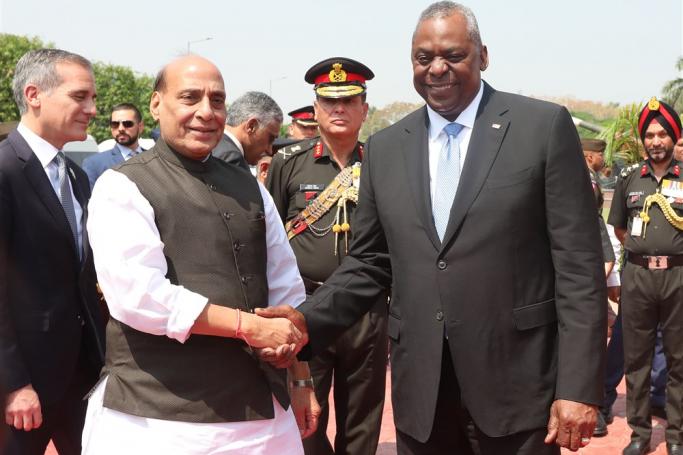 US Defence Secretary Lloyd Austin (R) shake hands with Indian Defence Minister Rajnath Singh during a ceremonial welcome ceremony at Manekshaw Centre, Delhi Cantt, New Delhi, India, 05 June 2023. Photo: EPA