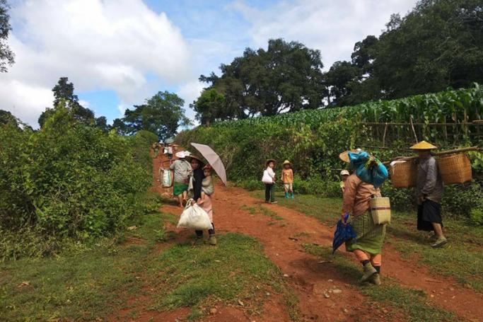 The villagers flee from their homes in Ham Ngai, Mong Kung Township, southern Shan State. Photo: Mizzima
