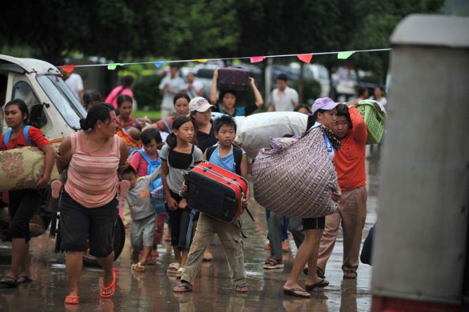 (File) Refugees fled from Kokang in Myanmar's Shan State walking into Nansan town in Zhenkang County in southwest China's Yunnan province, 25 August 2009. Photo: EPA