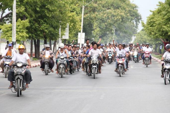 People on their way to the funeral service of Tun Tun, 36, who was killed during clashes between Buddhists and Muslims in Mandalay on July 4, 2014. Photo: Bo Bo/Mizzima
