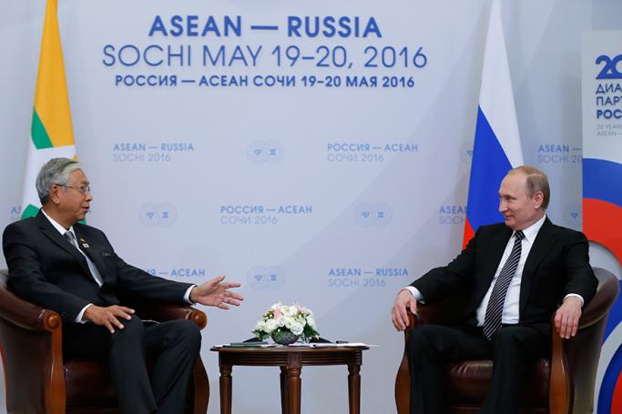 Russian President Vladimir Putin (R) speaks with Myanmar President Htin Kyaw (L) during their bilateral meeting on the sidelines of the the ASEAN-Russia Commemorative Summit in Sochi, Russia, 19 May 2016. Photo: EPA
