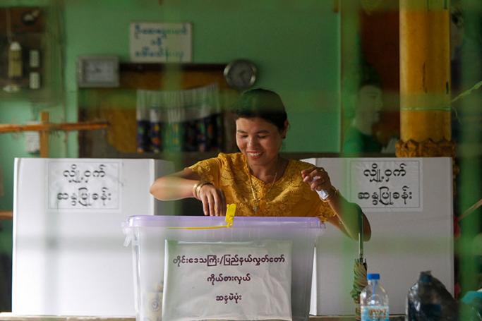 A woman casts her vote at a polling station in Sittwe, Rakhine State, western Myanmar, 08 November 2015. Photo: Nyunt Win/EPA
