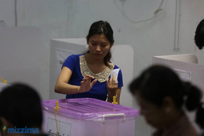 A woman casts her vote at a polling station on 8 November, 2015. Photo: Hong Sar/Mizzima
