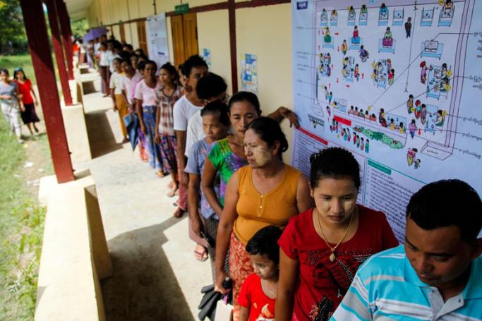 People line up to cast their votes at a polling station in Sittwe, Rakhine State, western Myanmar, 08 November 2015. Photo: Nyunt Win/EPA
