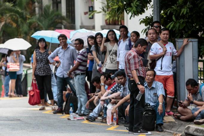 Myanmar expats wait in line to cast their vote outside the Myanmar Embassy building in Singapore, 15 October 2015. Photo: Wallace Woon/EPA
