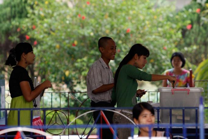 People vote at a polling station in the Mayangone township of Yangon, Myanmar, 01 April 2012. Photo: Thet Htoo/EPA

