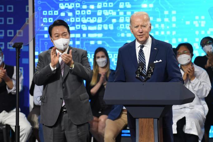 US President Joe Biden (R) speaks next to South Korean President Yoon Suk-youl (L) during a press conference following their visit at the Samsung Electronic Pyeongtaek Campus in Pyeongtaek, south of Seoul, South Korea, 20 May 2022. Photo: EPA