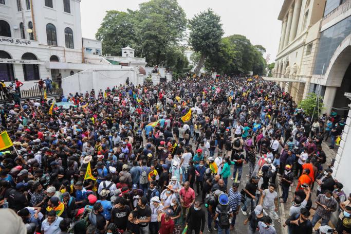  Protesters shout slogans in front of the president's official residence premises during the anti government protest in Colombo, Sri Lanka, 09 July 2022. Photo: EPA