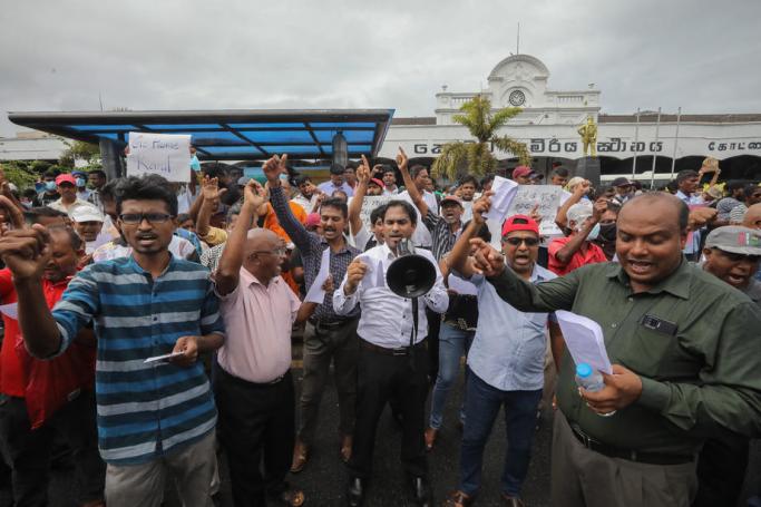 Protestors shout slogans during a protest after Sri Lankan Army soldiers forcibly evicted protesters from the President's secretariat premises, in Colombo, Sri Lanka, 22 July 2022. Photo: EPA