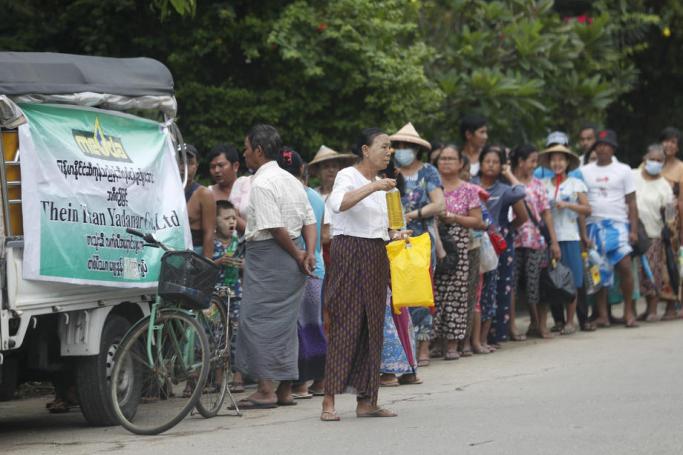 People queue to buy cooking oil from the mobile truck which arranged by Myanmar edible oil merchant and entrepreneurs association in Yangon, Myanmar, 16 August 2022. Photo: EPA
