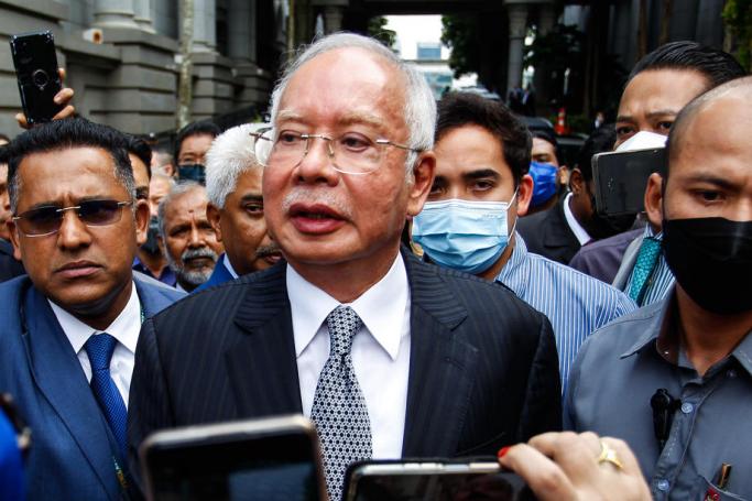 Malaysia's former prime minister Najib Razak (C) speaks to his supporters during a break in his final appeal trial outside the Federal Court in Putrajaya, Malaysia, 23 August 2022. Photo: EPA