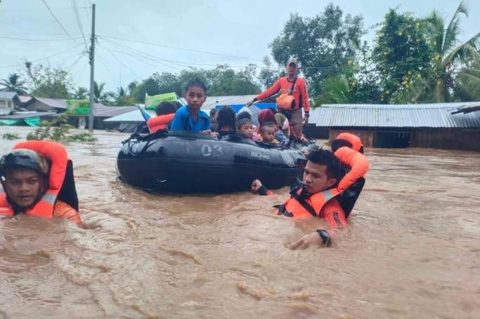 A handout photo made available by Philippine Coast Guard (PCG) shows coast guard personnel conducting a rescue operation in the flood-hit town of Parang, Maguindanao, Philippines, 28 October 2022. Photo: EPA