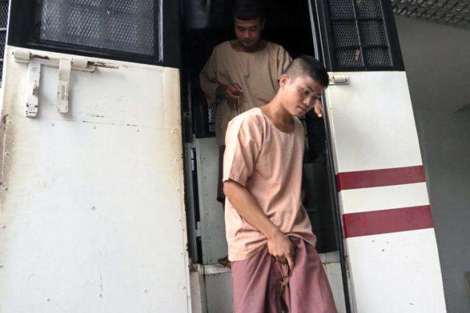 Myanmar migrant workers who are accused of killing two British tourists Wai Phyo (Front) and Zaw Lin (Back) arrive for trial at Samui Provincial Court in Samui island, Surat Thani province, southern Thailand, 30 April 2015. Photo: EPA
