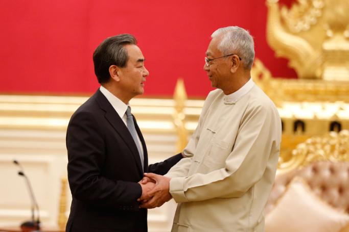 China's Foreign Minister Wang Yi (L), shakes hand with Myanmar's President Htin Kyaw (R) during their meeting at the Presidential House in Naypyitaw, Myanmar, 19 November 2017. Photo: Hein Htet/EPA-EFE
