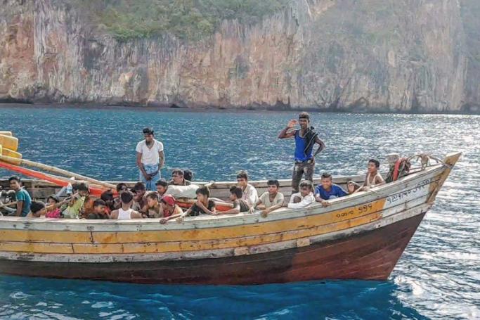 A wooden boat loaded with Rohingya refugees sails on the Andaman sea near Koh Lanta island, Krabi province, southern Thailand, 01 April 2018 (issued 02 April 2018). Photo: EPA-EFE
