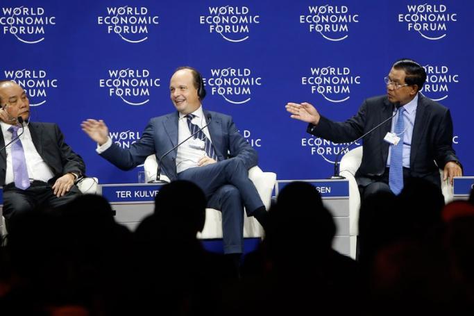 Cambodian Prime Minister Hun Sen (R), Peter Ter Kulve (C) executive vice president South East Asia and Australasia (SEAA) Unilever, and Vietnam Deputy Prime Minister Nguyen Xuan Phuc (L) speak during a panel session of the World Economic Forum (WEF) on East Asia, in Jakarta, Indonesia, April 21, 2015. Photo: Adi Weda/EPA
