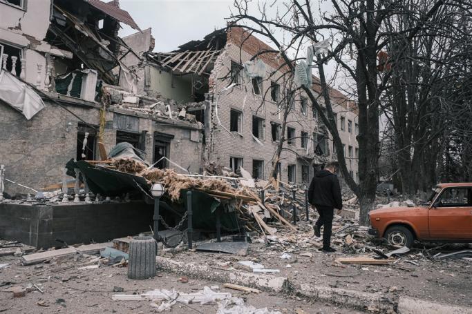 People inspect the damage after a missile strike in Sloviansk, Donetsk region, Ukraine, 27 March 2023. Photo: EPA