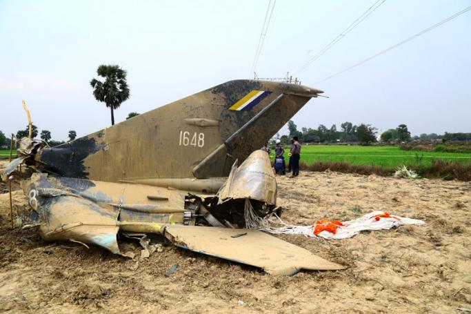 Myanmar security personnel guard the wreckage of a military jet fighter after it crashed near Kyunkone village, about an hour away from the capital Naypyidaw, on April 3, 2018. Photo: AFP
