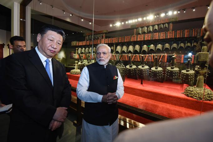 A handout photo made available by the Ministry of External Affairs, Government of India shows Chinese President Xi Jinping (L) and Indian prime minister Nanredra Modi (C) visiting the Hubei Museum in Wuhan, Hubei province, China, 27 April 2018. Photo: EPA-EFE/Indian Ministry of External Affairs Handout
