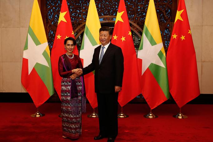 Rethinking policy? - Myanmar State Counsellor Aung San Suu Kyi (L) and Chinese President Xi Jinping (R) during a state visit to Beijing 19 August 2016. Photo: EPA

