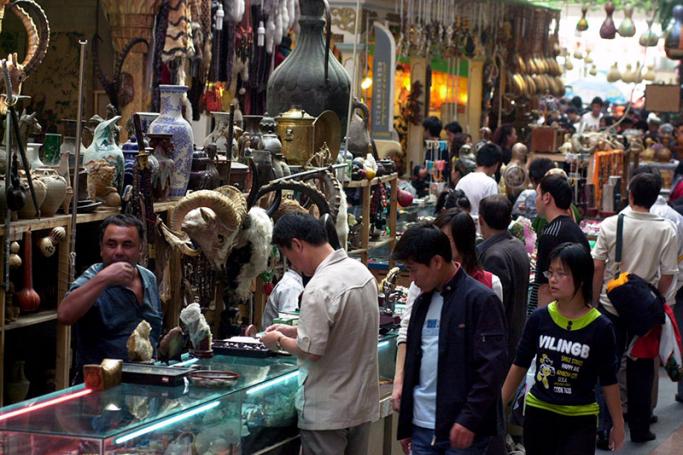 (FILE) A file photo dated 03 September 2006 of shoppers at Urumqi Bazha market, the largest market of ethnological handwork products in Urumqi, Xinjiang province, China. Photo: EPA
