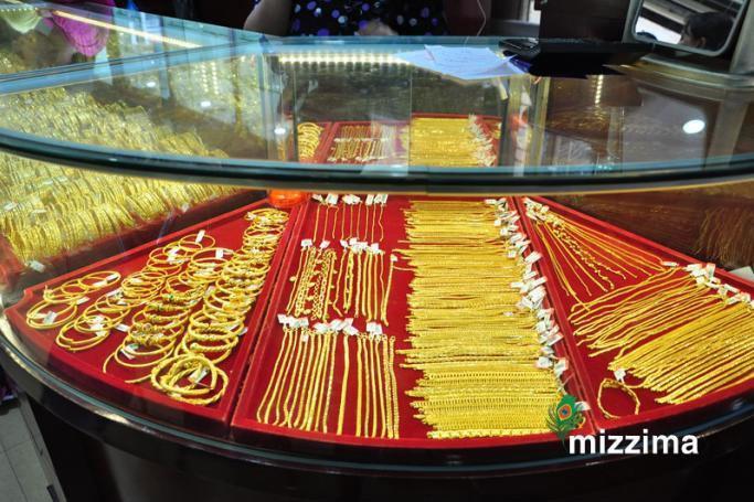 A display of gold jewellery at a jewellery shop in Yangon. Photo: Mizzima