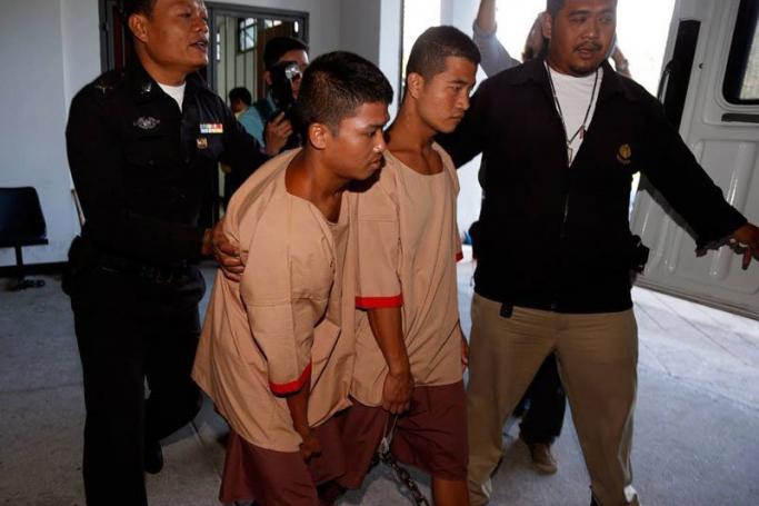 Myanmar migrant workers, who are accused of the killing of two British tourists, Zaw Lin (R) and Wai Phyo (L) are escorted by a Thai police officer after a court verdict sentenced them to death, at the Samui Provincial Court, on Koh Samui Island, Surat Thani province, southern Thailand, 24 December 2015. Photo: Rungroj Yongrit/EPA
