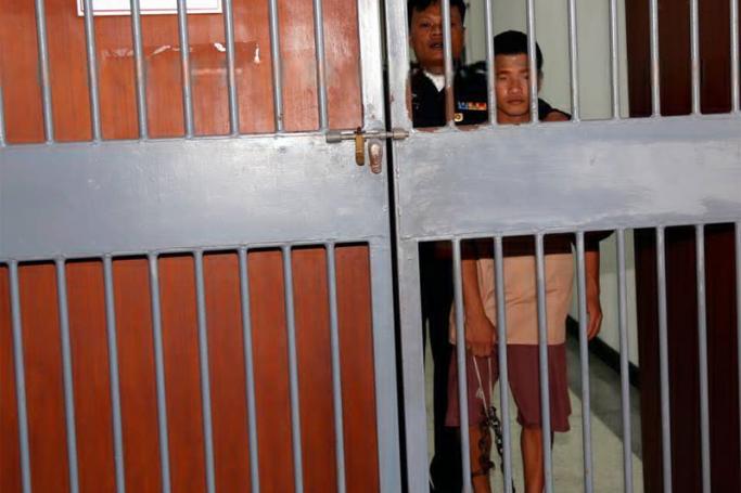 One of the two Myanmar migrant workers who are accused of the killing of two British tourists, Zaw Lin is escorted by a Thai police officer after they were sentenced to death at the Samui Provincial Court on Koh Samui Island, Surat Thani province, southern Thailand, 24 December 2015. Photo: Rungroj Yongrit/EPA
