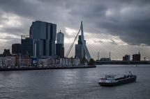 A barge cruises on the Nieuwe Maas near the Erasmus bridge in Rotterdam, western Netherlands. Photo: AFP