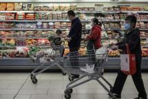 People shop in a supermarket in Beijing, China, 02 November 2021. Photo: EPA
