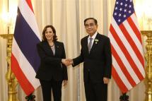 US Vice President Kamala Harris (L) and Thai Prime Minister Prayut Chan-o-cha (R) shake hands during a bilateral meeting at Government House in Bangkok, Thailand, 19 November 2022. Photo: EPA