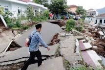 A man walks past a collapsed Islamic boarding school caused by a 5.6 magnitude earthquake, in Cianjur, Indonesia, 23 November 2022. Photo: EPA