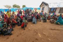 Image: Women who fled the war in Sudan await the distribution of international aid rations at the Ourang refugee camp, near Adre town in eastern Chad on August 15, 2023 / Photo: AFP