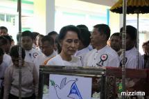 Myanmar State Counselor Aung San Suu Kyi pays respects beside the coffin of the late National League for Democracy (NLD) party's former chairman Aung Shwe during his funeral service at a cemetery in Yangon on 17 August 2017. Photo: Thura/Mizzima
