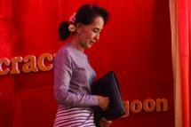 (File) In this file photo taken on November 5, 2015, Myanmar opposition leader and head of the National League for Democracy (NLD) Aung San Suu Kyi leaves the stage after addressing a press conference from her residential compund in Yangon. Photo: AFP
