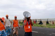 Red Crescent volunteers use a megaphone to alert the public ahead of Cyclone Mocha landfall, in Teknuf, Cox’s Bazar district, Bangladesh, 13 May 2023. Photo: EPA