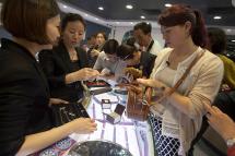 Tourists from mainland China shop for jewelry as part of an organised tour group, Hung Hom, Kowloon, Hong Kong, China. Photo: EPA
