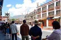 This photo taken on August 9, 2022 shows people queue to undergo nucleic acid tests for the Covid-19 coronavirus in Lhasa, in China's western Tibet Autonomous Region. Photo: CNS / AFP
