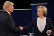 Republican Donald Trump (L) and Democrat Hillary Clinton (R) shake hands at the end of the second Presidential Debate at Washington University in St. Louis, Missouri, USA, 09 October 2016. Photo: EFE
