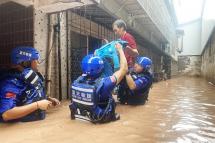 Members from the Blue Sky Rescue Team, a Chinese civil relief squad, attempts to evacuate a flood-trapped resident in Chongqing, Wanzhou District, China 04 July 2023. Photo: EPA