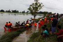 Myanmar soldiers and fireman use a boat to help residents cross a flooded area due to raising waters from the Swar Chaung dam, in Yedashe City, Bago Region, near Naypyitaw, Myanmar, 30 August 2018. Photo: Hein Htet/EPA
